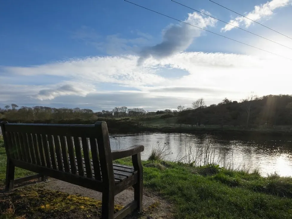 Coquet Cottage in Warkworth - Northumberland Seating area overlooking river